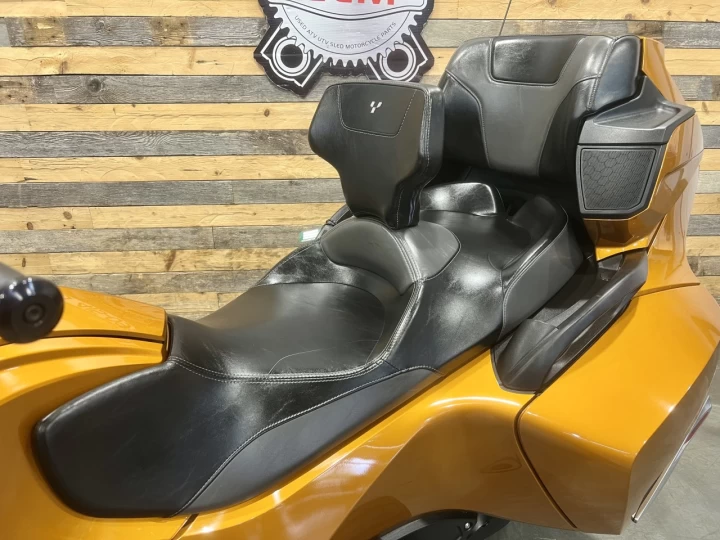 2024 BRP CAN-AM SPYDER RT-S SE-6 (SEMI-AUTOMATIQUE) + ROTAX 1330 EFI + SEULEMENT 38579 KM + RARE & A1 