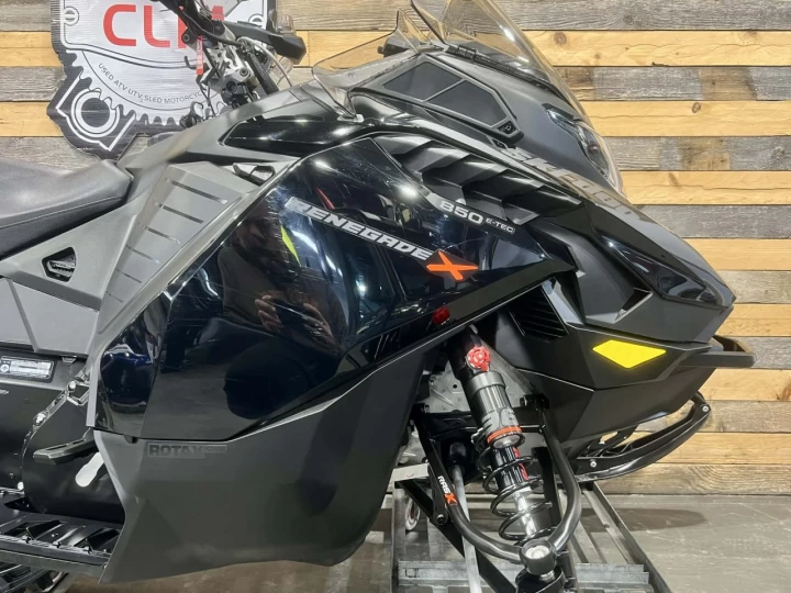 2023 BRP SKI-DOO RENEGADE X 850 E-TEC 137'' + REV GEN5 + SEULEMENT 5718 KM + CONDITION A1 