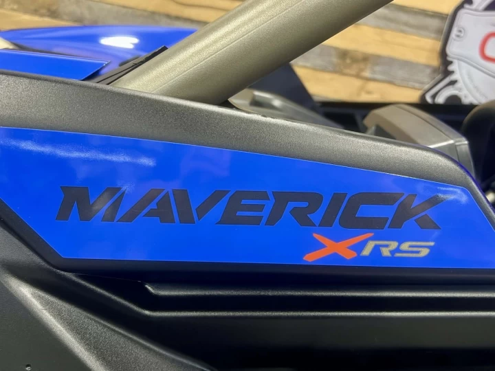 2023 BRP CAN-AM MAVERICK MAX X3 X-RS TURBO ''RR'' 200 H.P + DPS + 4X4 + 72'' + SMART SHOX + TOIT AUDIO + SEULEMENT 1509 KM 