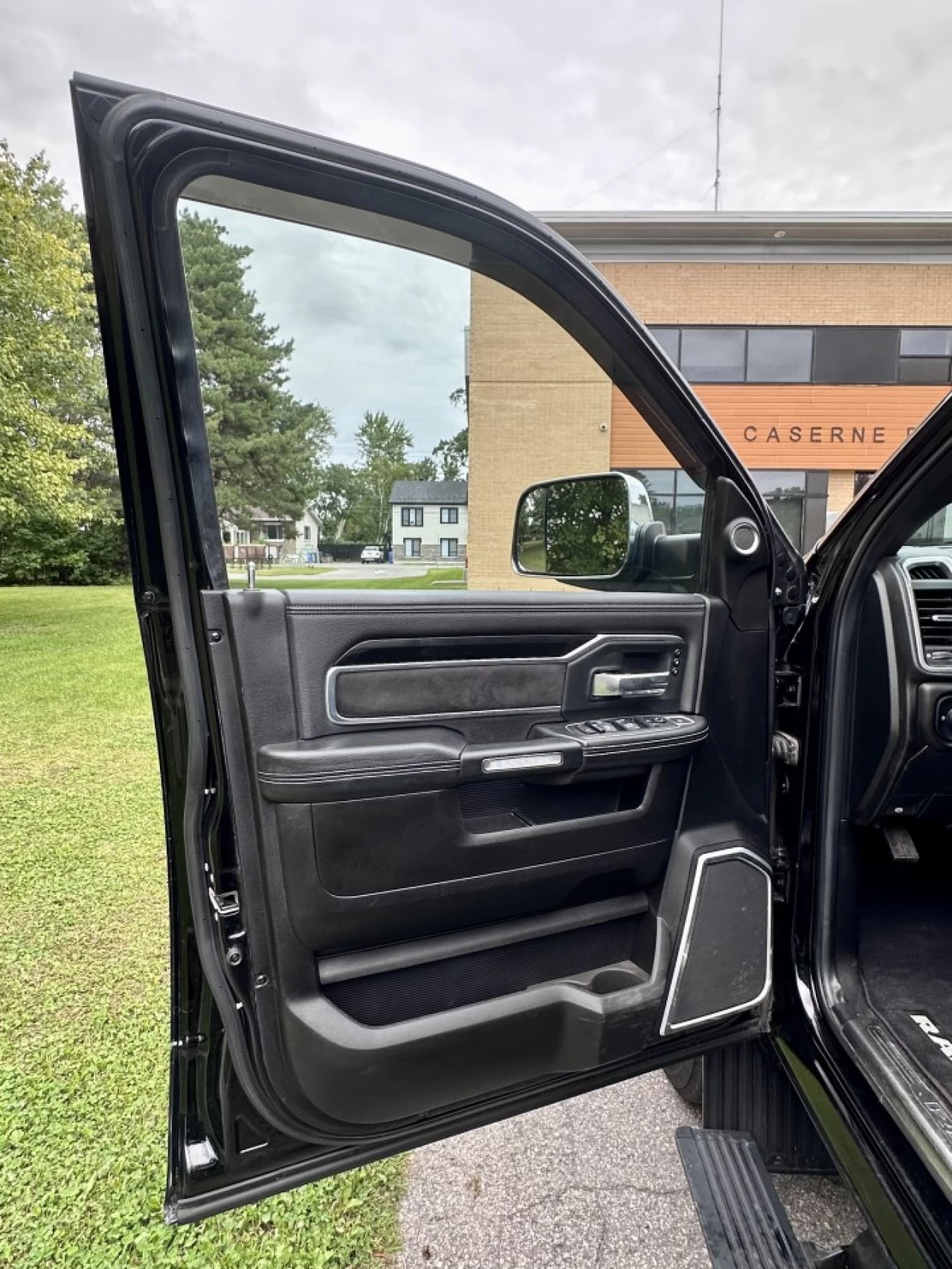 2019 RAM 3500 LARAMIE CUMMINS 6.7L H.O - HIGH OUTPUT + CREW CAB + 4WD + BOITE LONGUE + SUSPENSION A AIR + RARE & A1  Image principale