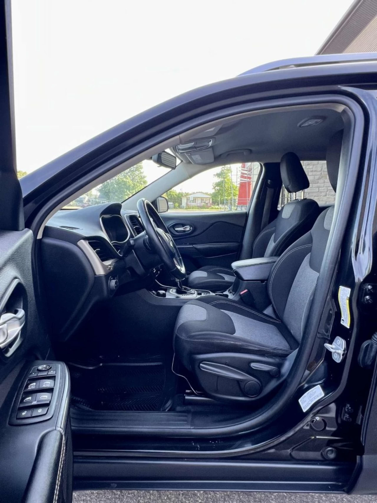 2014 JEEP CHEROKEE EDITION NORTH + V6 + 4X4 + 5 PASSAGERS + 196750 KM + PAS DE ROUILLE A1  Image principale