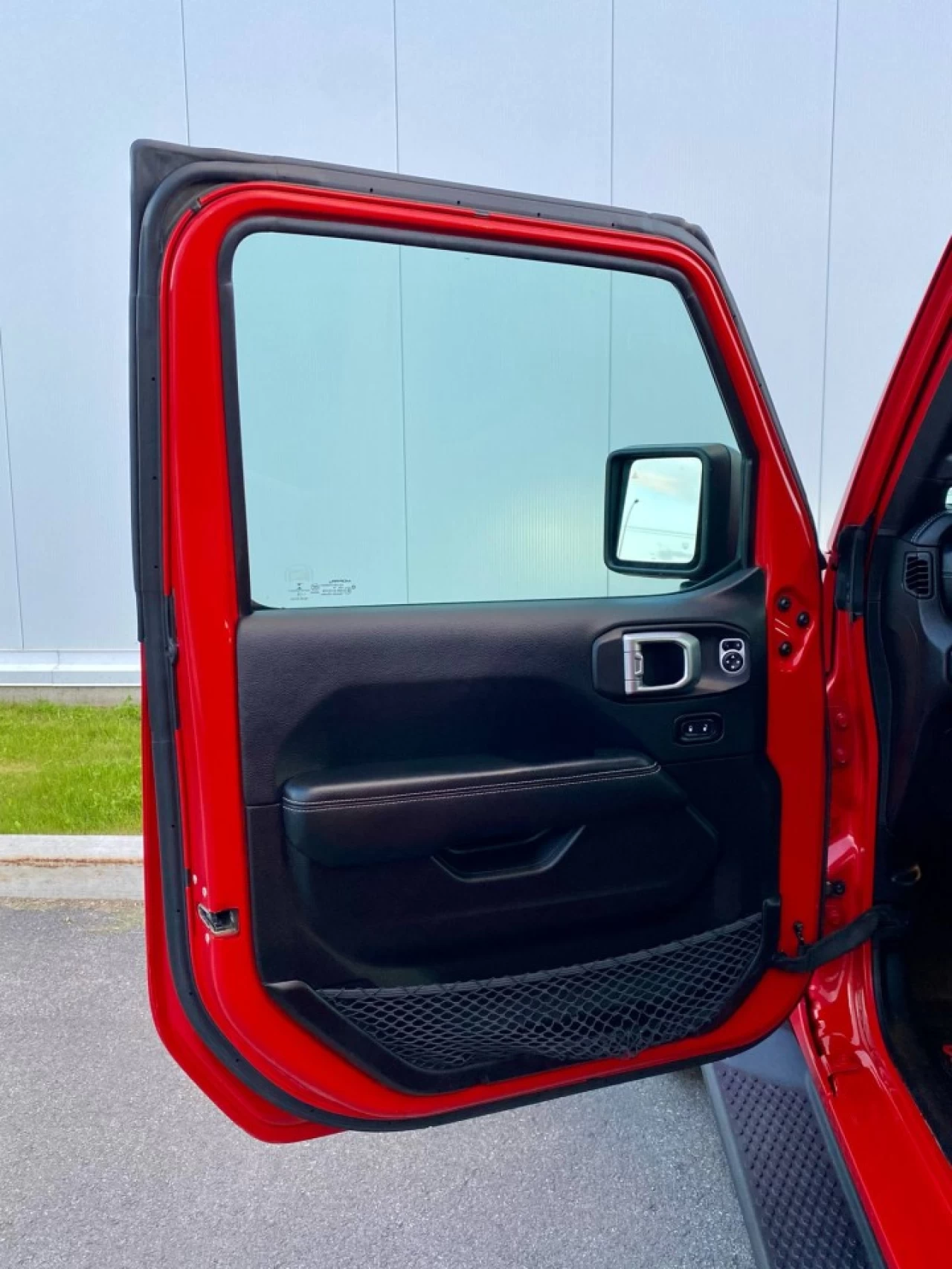 2019 JEEP WRANGLER UNLIMITED EDITION SAHARA 4X4 + TOIT ELECTRIQUE SKY + INYERIEUR CUIR +COULEUR RARE  Image principale