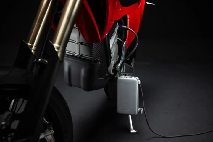 2026 STARK FUTURE VARG SM - SUPERMOTO 100% VE - ELECTRIQUE LEGALE SUR LA ROUTE+ 60 H.P @ 80 H.P + GARANTIE 2 ANS 