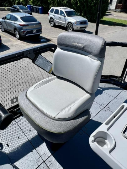 2023 BRP SEA-DOO SWITCH COMPACT 13' ROTAX 170 HP + IBR + VTS + GPS + TOIT + REMORQUE DLX + SEULEMENT 89 HR + RARE & CONDITION A1 