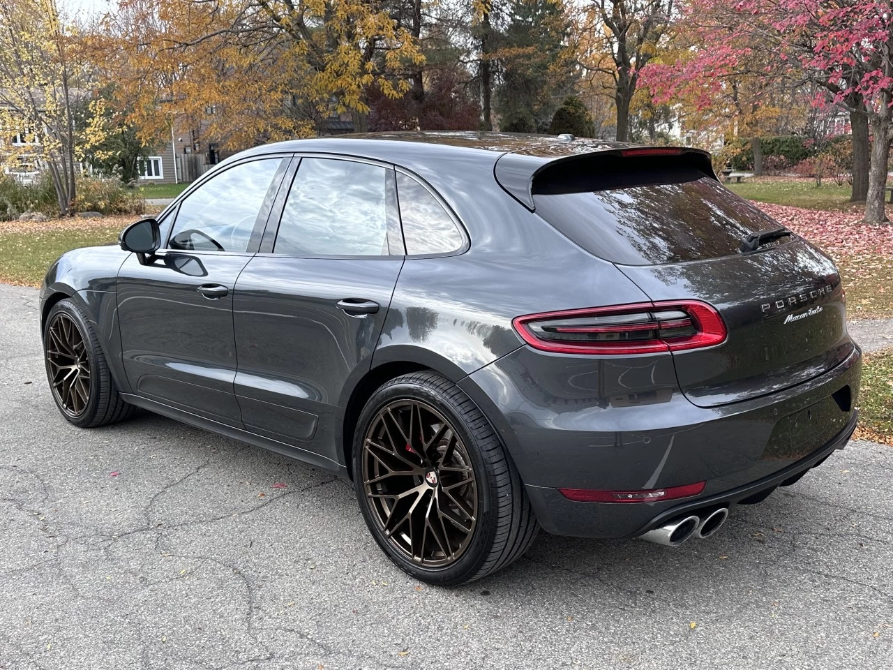 2017 PORSCHE MACAN TURBO + 440 HP AVEC ENS.PERFORMANCE PORSCHE + 4WD + MAGS 21'' + TOUTE ÉQUIPÉE  Image principale