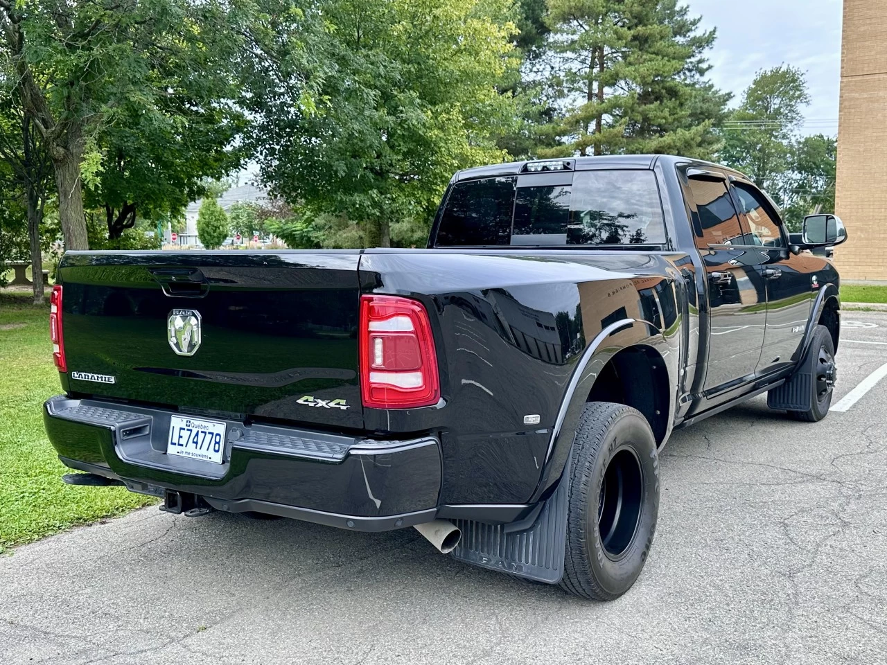 2019 RAM 3500 LARAMIE CUMMINS 6.7L H.O - HIGH OUTPUT + CREW CAB + 4WD + BOITE LONGUE + SUSPENSION A AIR + RARE & A1  Image principale