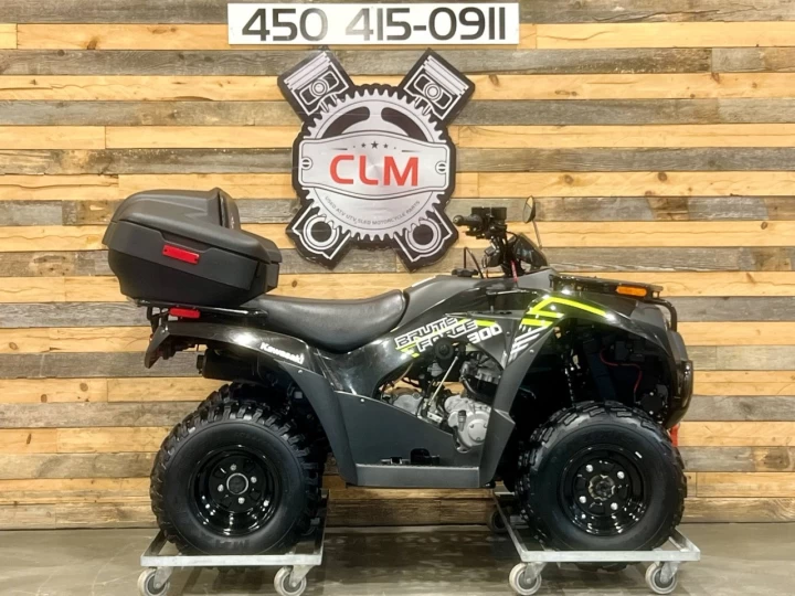 2022 KAWASAKI BRUTE FORCE 300 / KVF 300 / RWD / SEULEMENT 1467 KM + BINE ÉQUIPÉE 