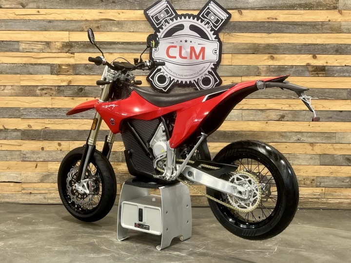 2026 STARK FUTURE VARG SM - SUPERMOTO 100% VE - ELECTRIQUE LEGALE SUR LA ROUTE+ 60 H.P @ 80 H.P + GARANTIE 2 ANS 