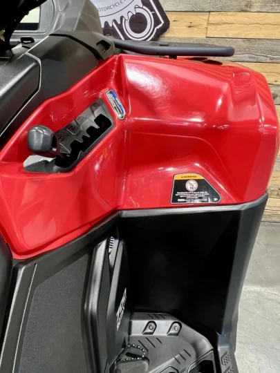 2023 BRP CAN-AM OUTLANDER MAX 700 XT EFI + DPS + 4X4 + 742 KM SEULEMENT + TREUIL + MAGS 
