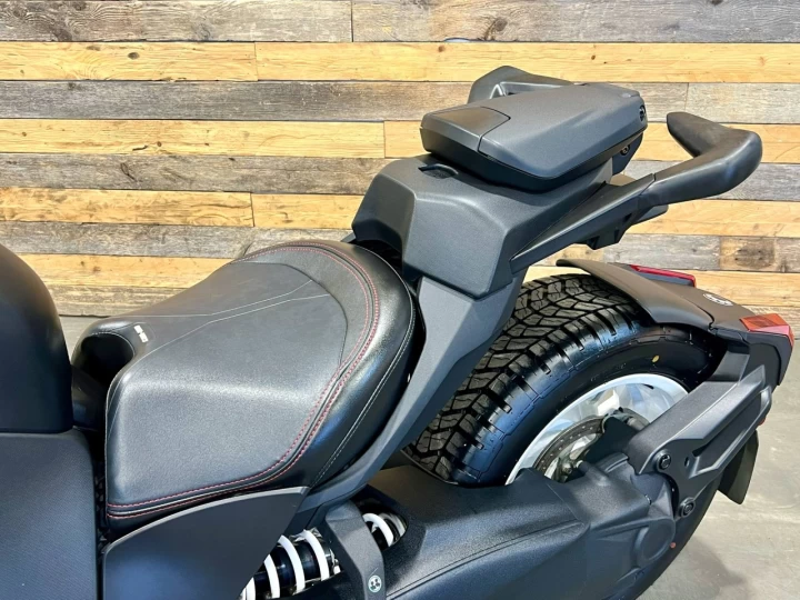 2022 BRP CAN-AM RYKER RALLY 900 + BANC PASSAGER & DOSSIER + PARE-BRISE + AKRAPOVIC + 4385 KM 