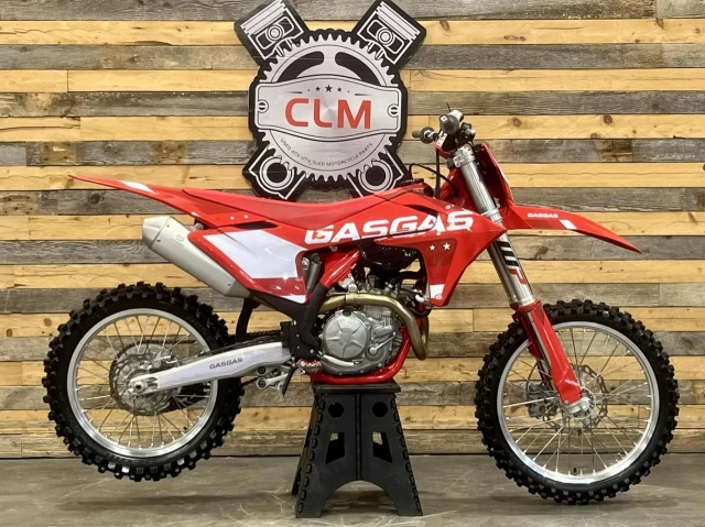 GASGAS MC 450F EFI + 4 TEMPS + MX-MOTOCROSS + SEULEMENT 50 HR + KIT GRAPHIQUE CUSTOM NEUF  2024