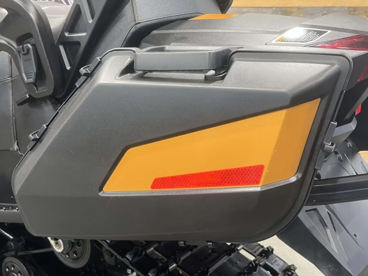 2018 BRP SKI-DOO GRAND TOURING S.E 1200 EFI 4-TEC 137'' + SUSPENSION A AIR + SEULEMENT 6935 KM + RARE & A1 