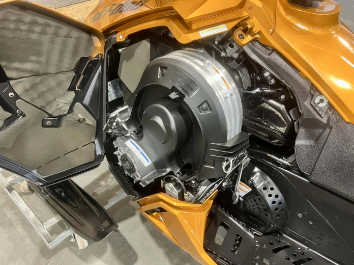 2018 BRP SKI-DOO GRAND TOURING S.E 1200 EFI 4-TEC 137'' + SUSPENSION A AIR + SEULEMENT 6935 KM + RARE & A1 