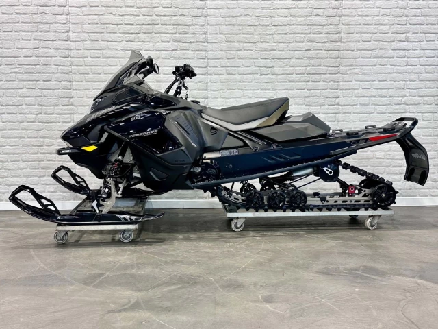 BRP SKI-DOO RENEGADE ENDURO 900 ACE EFI 137'' + ECRAN 10'' + SUSPENSION A AIR + BAS KM + RARE & A1  2026