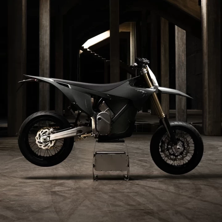 2026 STARK FUTURE VARG SM - SUPERMOTO 100% VE - ELECTRIQUE + MOTO LEGALE SUR ROUTE + 60 H.P @ 80 H.P + GARANTIE DE 2 ANS + RARE 