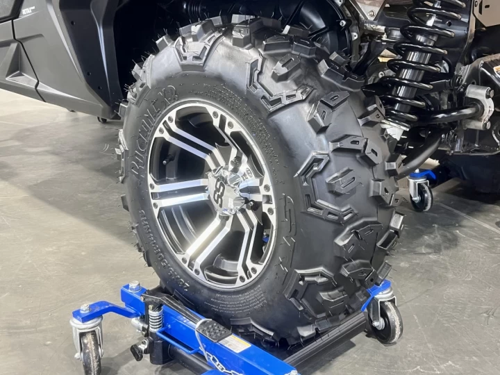 2025 BRP CAN-AM COMMANDER 700 EFI + 4X4 + DPS + MAGS & PNEUS NEUFS + SEULEMENT 2759 KM + RARE & CONDITION A1 