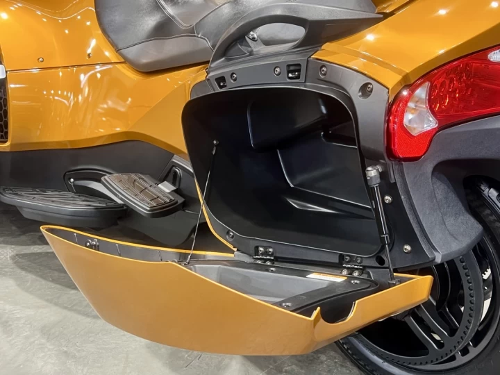 2024 BRP CAN-AM SPYDER RT-S SE-6 (SEMI-AUTOMATIQUE) + ROTAX 1330 EFI + SEULEMENT 38579 KM + RARE & A1 