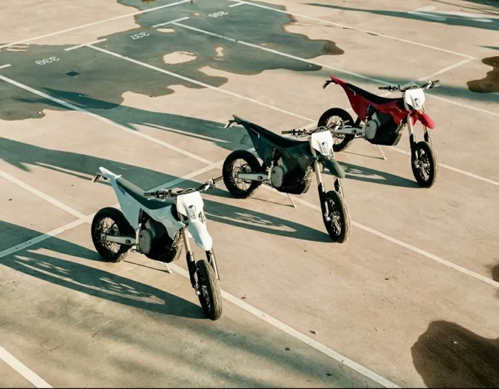 2026 STARK FUTURE VARG SM - SUPERMOTO 100% VE - ELECTRIQUE + MOTO LEGALE SUR ROUTE + 60 H.P @ 80 H.P + GARANTIE DE 2 ANS + RARE 