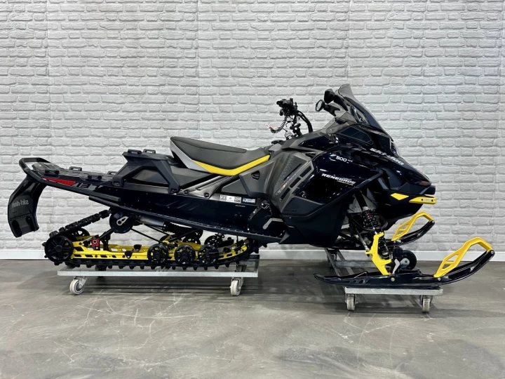 2024 BRP SKI-DOO RENEDAGE ADRENALINE AVEC ENSEMBLE ENDURO 9AA cc ACE EFI 137'' + SEULEMENT 2951 KM + ECRAN 10'' + REV GEN5 + RARE & A1 