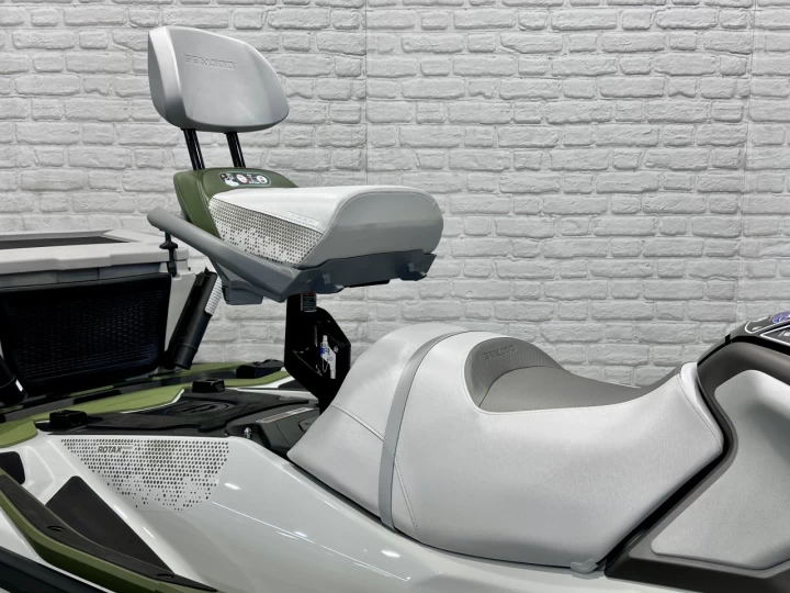 2025 BRP SEA-DOO FISHPRO APEX EDITION 300 HP + IBR + VTS + IDF + GPS + AUDIO + TECH PKG + COOLER + 3 PASSAGERS + 4 HR + RARE & A1 