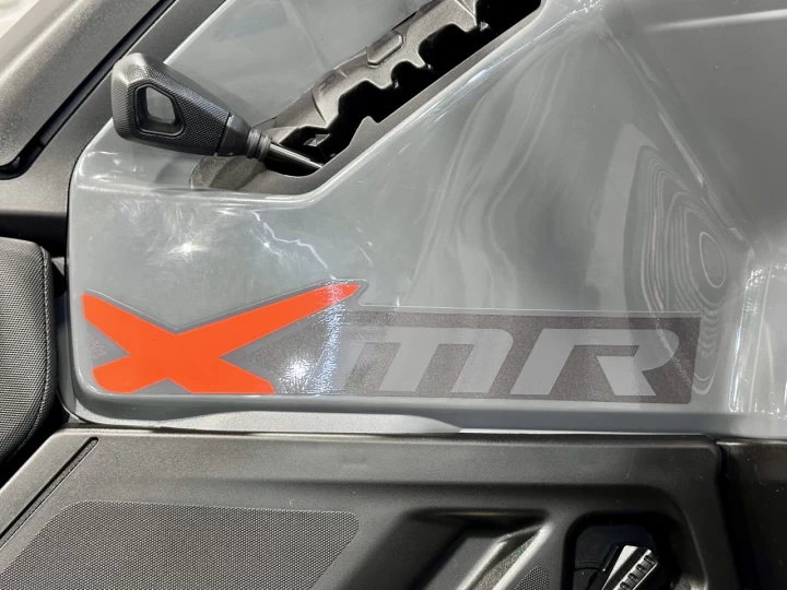 2026 BRP CAN-AM OUTLANDER X-MR 700 EFI + 4WD + DPS + SEULEMENT 815 KM + GARANTIE B.E.S.T 2030 + RARE & A1 