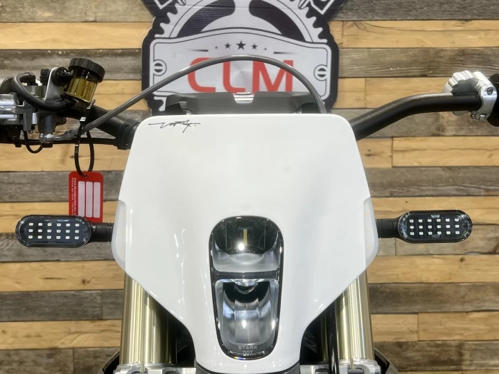 2026 STARK FUTURE VARG SM - SUPERMOTO 100% VE - ELECTRIQUE + MOTO LEGALE SUR ROUTE + 60 H.P @ 80 H.P + GARANTIE DE 2 ANS + RARE 