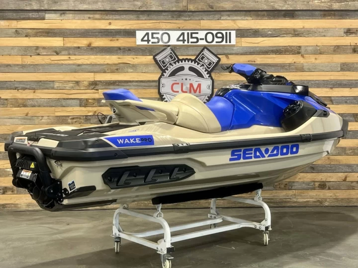2025 BRP SEA-DOO WAKE PRO 230 H.P + IBR + VTS + IDF + AUDIO + ENSEMBLE TECH + 3 PASSAGERS + SEULEMENT 24 HR + RARE & A1 