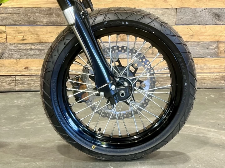 2023 KAWASAKI KLX 300 SM - SUPER MOTARD + LÉGALE SUR LA ROUTE + SEULEMENT 8 KM 