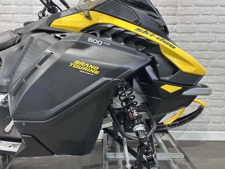 2026 BRP SKI-DOO GRAND TOURING SPORT 600 ACE EFI 137'' + SEULEMENT 1 KM + BANC PASSAGER + REV GEN5 + RARE & A1 