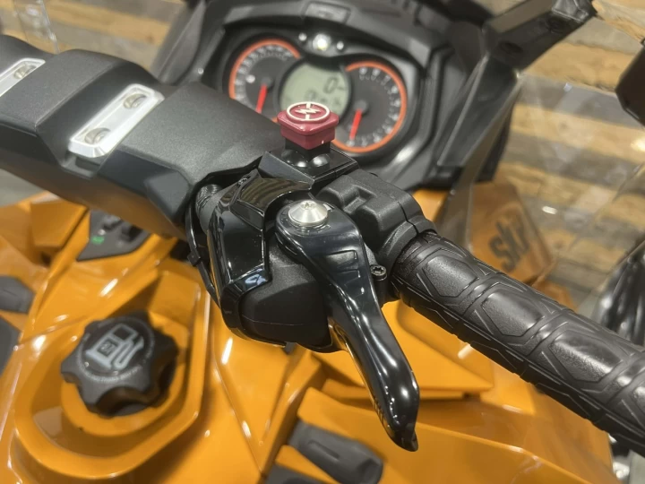 2018 BRP SKI-DOO GRAND TOURING S.E 1200 EFI 4-TEC 137'' + SUSPENSION A AIR + SEULEMENT 6935 KM + RARE & A1 