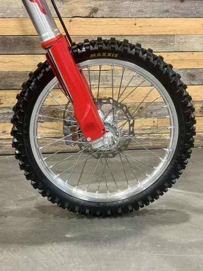 2024 GAS GAS MC 250F EFI + SEULEMENT 3 HR + DEMARREUR ELECTRIQUE + 4 TEMPS + RARE & CONDITION A1 