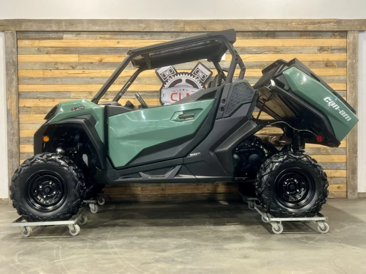 2025 BRP CAN-AM COMMANDER 700 EFI + 4X4 + DPS + BAS KM + 2 X EN INVEMTAIRE 