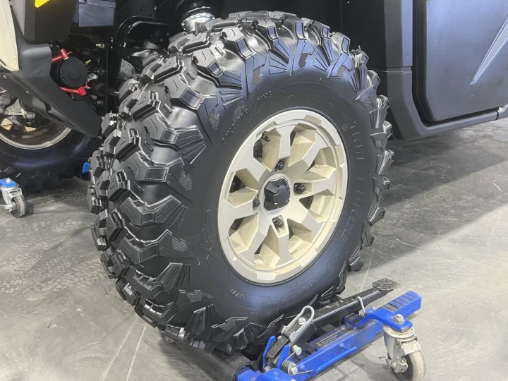 2025 BRP CAN-AM DEFENDER MAX CREW HD-10 LIMITED + 4WD + DPS + 650 KM SEULEMENT + 6 PASSAGERS + TOUTE ÉQUIPÉE+ RARE & A1 