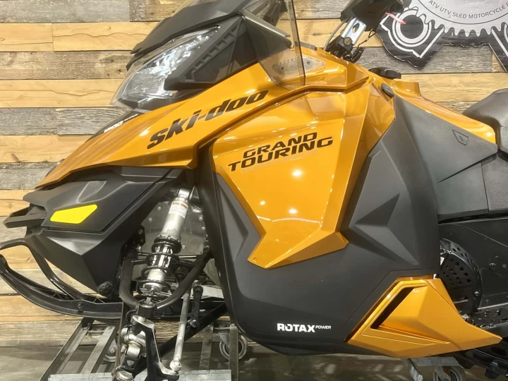 2018 BRP SKI-DOO GRAND TOURING S.E 1200 EFI 4-TEC 137'' + SUSPENSION A AIR + SEULEMENT 6935 KM + RARE & A1 