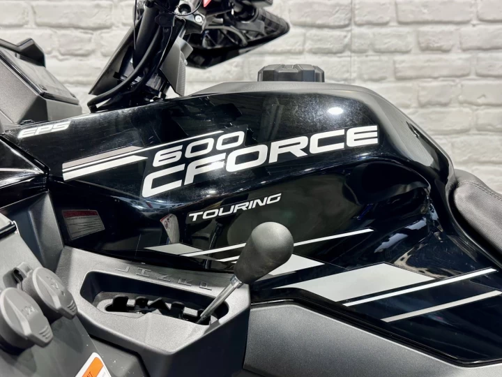 2025 CF MOTO C-FORCE 600 EFI TOURING + EPS + 4WD + SEULEMENT 136 KM + GARANTIE 2030 + RARE & IMPECCABLE A1 