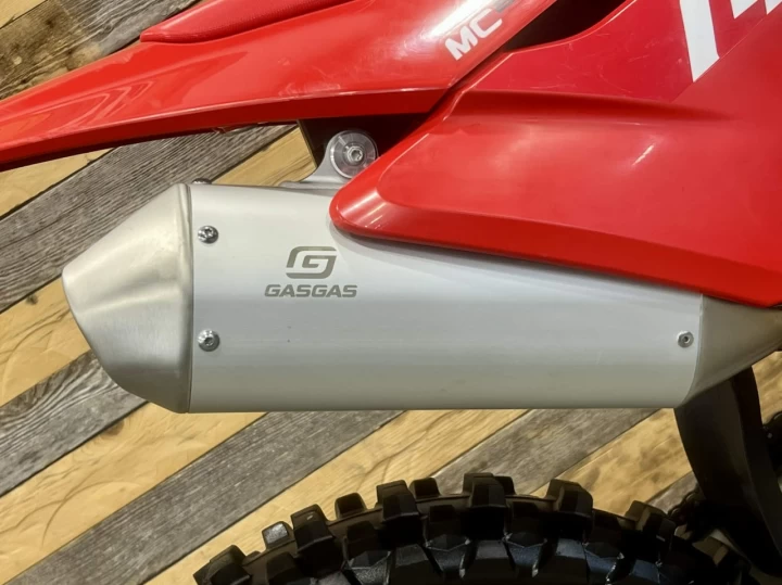 2024 GAS GAS MC 250F EFI + SEULEMENT 3 HR + DEMARREUR ELECTRIQUE + 4 TEMPS + RARE & CONDITION A1 