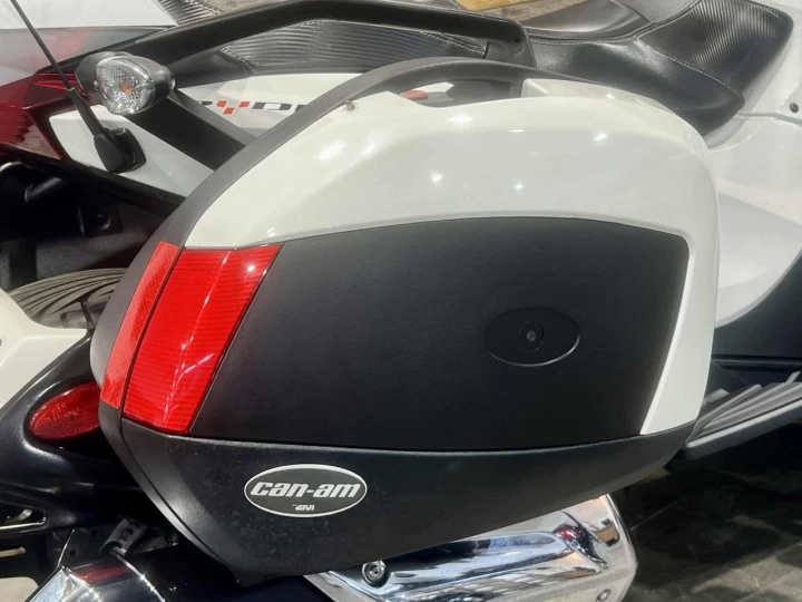 2013 BRP CAN-AM SPYDER ST LIMITED SE-5 (semi-automatique) + RADIO + DOSSIER + VALISE + 52998 KM 