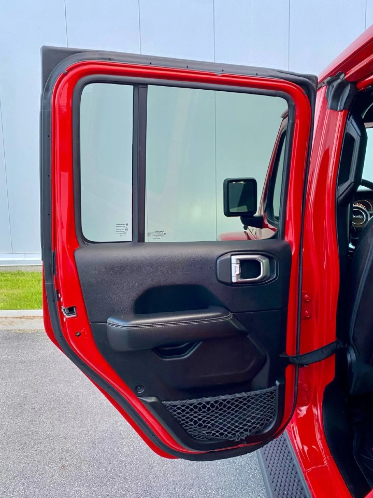 2019 JEEP WRANGLER UNLIMITED EDITION SAHARA 4X4 + TOIT ELECTRIQUE SKY + INYERIEUR CUIR +COULEUR RARE  Image principale