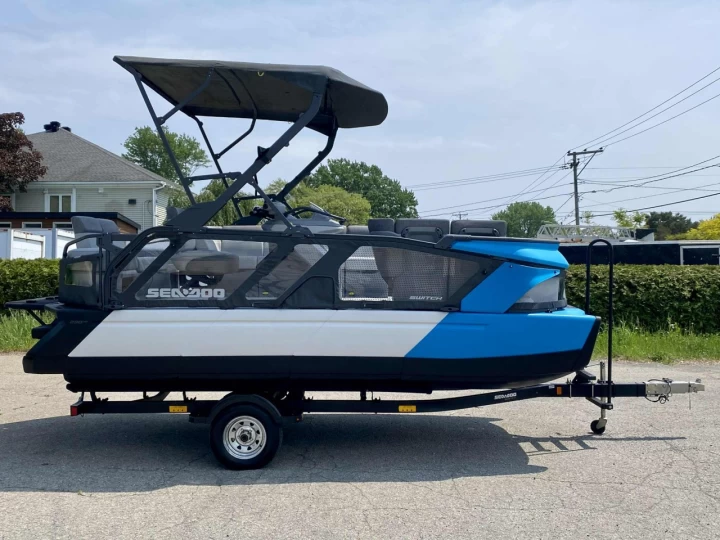 2022 BRP SEA-DOO SWITCH CRUISE 18' + ROTAX 230 HP + IBR + VTS + IDF + GPS + JL AUDIO PREMIUM + TOIT BIMINI + REMORQUE + 43 HR + A1 
