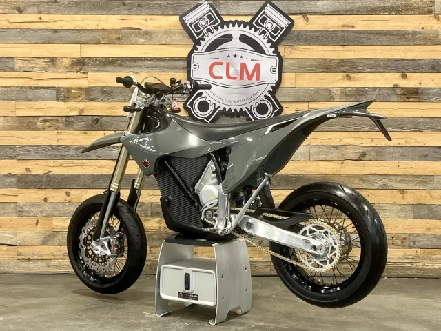 STARK FUTURE VARG SM - SUPERMOTO 100% VE - ELECTRIQUE + MOTO LEGALE SUR ROUTE + 60 H.P @ 80 H.P + GARANTIE DE 2 ANS + RARE  2026