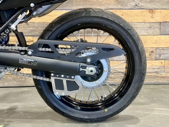 2023 KAWASAKI KLX 300 SM - SUPER MOTARD + LÉGALE SUR LA ROUTE + SEULEMENT 8 KM 