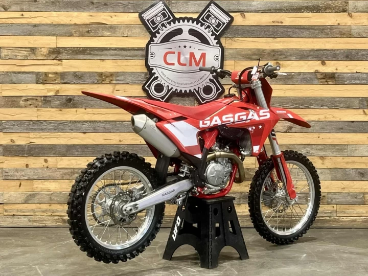 2024 GASGAS MC 450F EFI + 4 TEMPS + MX-MOTOCROSS + SEULEMENT 50 HR + KIT GRAPHIQUE CUSTOM NEUF 