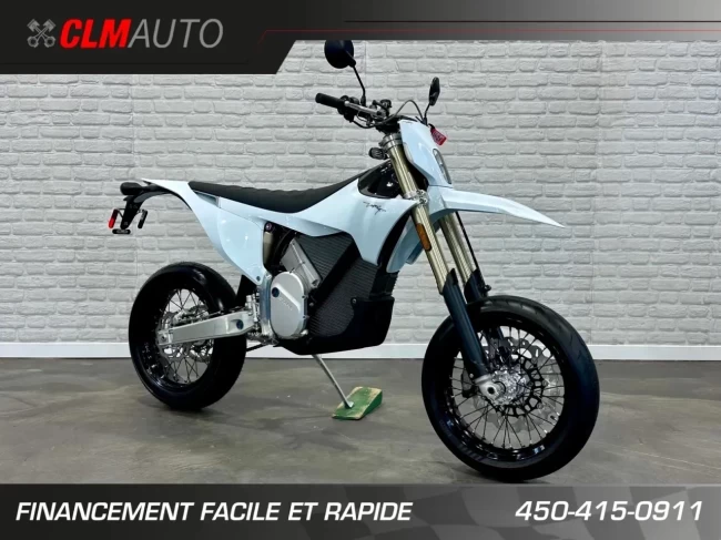 STARK FUTURE VARG SM = SUPERMOTARD 60HP @ 80 HP + 100% VE MOTO ÉLECTRIQUE LÉGALE SUR ROUTE + NEUF + GARANTIE 2 ANS - 2026