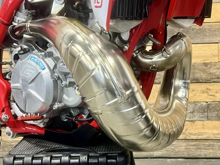 2023 GASGAS EC 300 EFI + 2 TEMPS A INJECTION D'HUILE + DEMARREUR ELECTRIQUE + SEULEMENT 20 HR + RARE & A1 