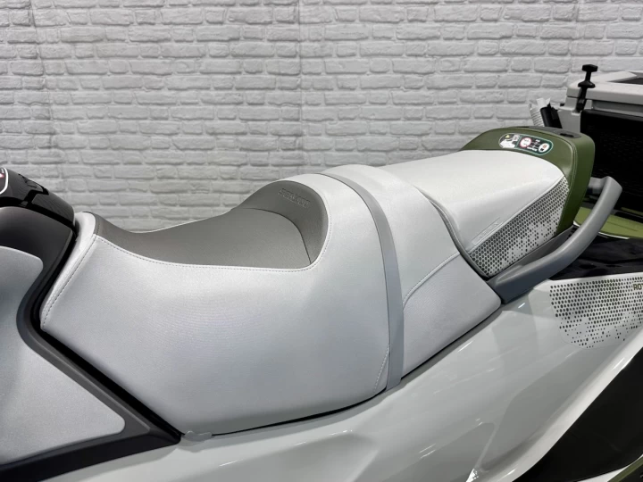 2025 BRP SEA-DOO FISHPRO APEX EDITION 300 HP + IBR + VTS + IDF + GPS + AUDIO + TECH PKG + COOLER + 3 PASSAGERS + 4 HR + RARE & A1 
