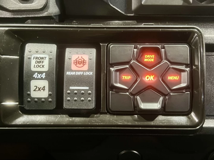 2025 BRP CAN-AM DEFENDER MAX CREW HD-10 LIMITED + 4WD + DPS + 650 KM SEULEMENT + 6 PASSAGERS + TOUTE ÉQUIPÉE+ RARE & A1 