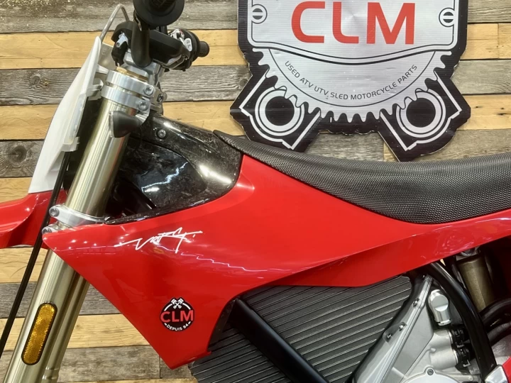 2026 STARK FUTURE VARG SM - SUPERMOTO 100% VE - ELECTRIQUE LEGALE SUR LA ROUTE+ 60 H.P @ 80 H.P + GARANTIE 2 ANS 