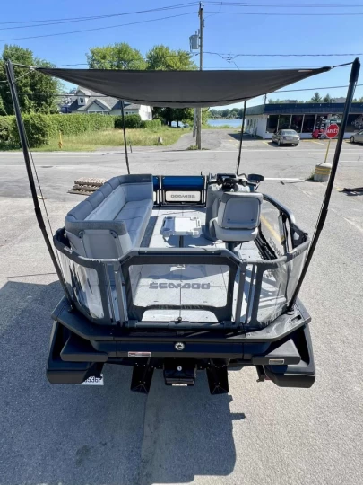 2023 BRP SEA-DOO SWITCH COMPACT 13' ROTAX 170 HP + IBR + VTS + GPS + TOIT + REMORQUE DLX + SEULEMENT 89 HR + RARE & CONDITION A1 