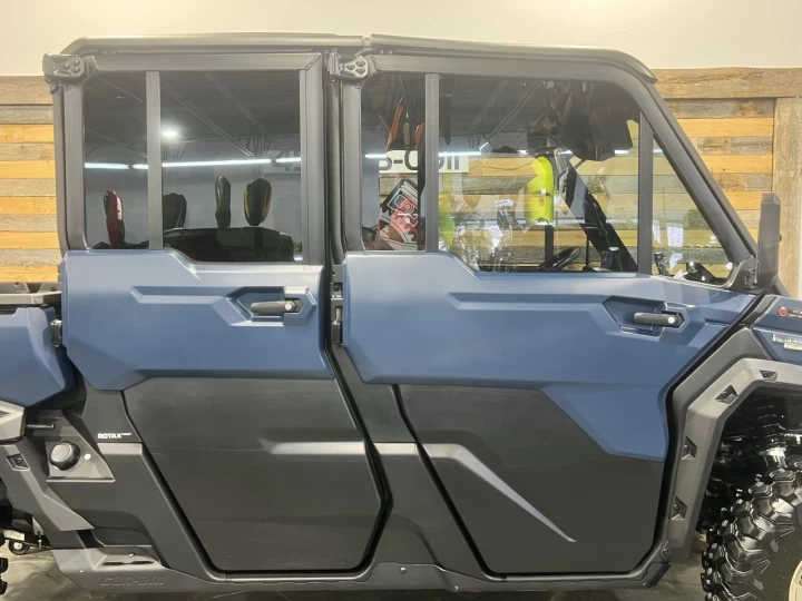 2025 BRP CAN-AM DEFENDER MAX CREW HD-10 LIMITED + 4X4 + DPS + HVAC + AUDIO + 5200 KM + GARANTIE + RARE & A1 