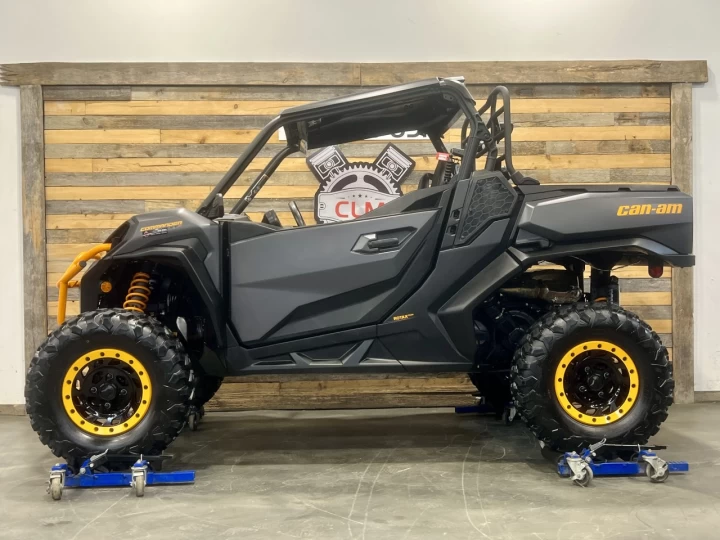 2025 BRP CAN-AM COMMANDER XT-P 1000R EFI + 4WD + DPS + FOX + SEULEMENT 1049 KM + RARE & IMPECCABLE A1 